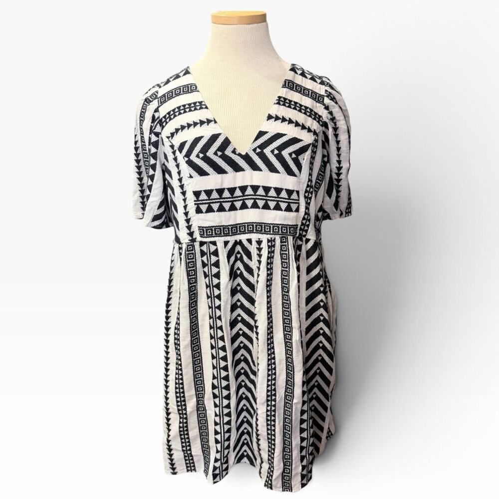 Old Navy Embroidered Boho Mini Dress M Flutter Sleeve Black White Tribal Cruise